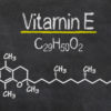 Schiefertafel mit der chemischen Formel von Vitamin E